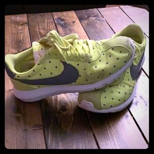 Women’s 8 Nike shoes
